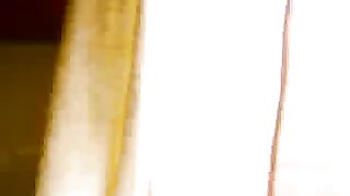 Сосет в поезде при подруге