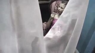 Старый папаша совращает молоденькую дочурку