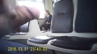 Эксбиционист дрочит на девушек в электричке