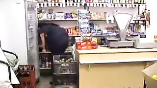 Грабители изнасиловали продавца и покупательницу