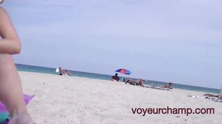 Зрелка на нудистком пляже надрачивает пилотку