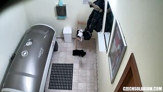 Скрытая камера в солярии