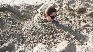 Закапал в песке и дал в рот