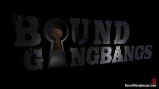 Парни толпой изнасиловали девку в лесу