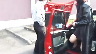 Бабу толпой насилуют в лесу