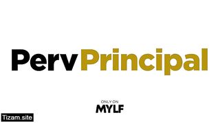 Школьный директор - извращенец! (С переводом)