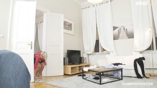 Мать застряла под столиком (С переводом)