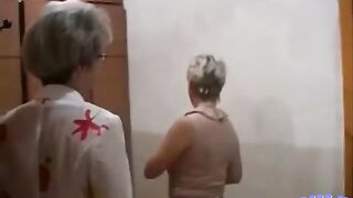 Две русских зрелки в питерской сауне