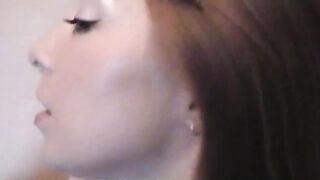 Дрочит морковкой на кухне